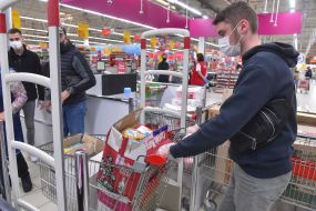 Volunteers purchased food kits for people in need of social protection