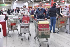 Volunteers purchased food kits for people in need of social protection