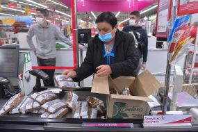 Volunteers purchased food kits for people in need of social protection