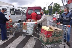 Volunteers purchased food kits for people in need of social protection