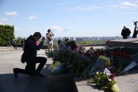 Возложение цветов к могиле Неизвестного солдата в парке Вечной Славы