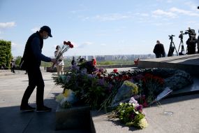 Возложение цветов к могиле Неизвестного солдата в парке Вечной Славы