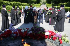 Священники во время возложения цветов к могиле Неизвестного солдата