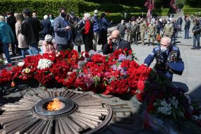 Возложение цветов к могиле Неизвестного солдата в парке Вечной Славы