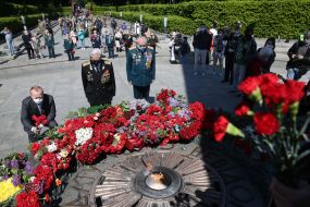 Возложение цветов к могиле Неизвестного солдата в парке Вечной Славы