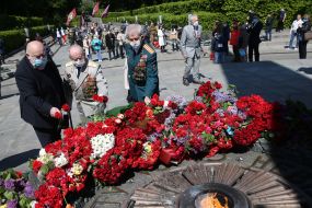 Возложение цветов к могиле Неизвестного солдата в парке Вечной Славы