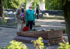 Laying flowers on the territory of the Hill of Glory memorial complex