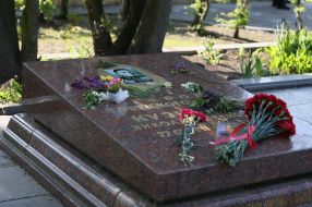 Flowers on the grave of Nikolai Kuznetsov