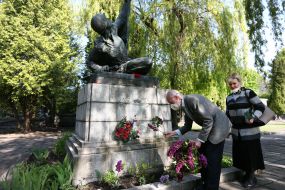 Laying flowers on the territory of the Hill of Glory memorial complex