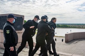 Сотрудники полиции задерживают нарушителя порядка