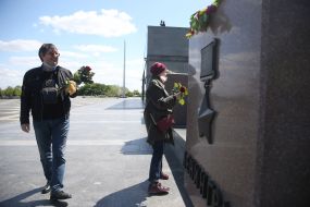 Laying flowers on the territory of the National Museum of History of Ukraine in the Second World War