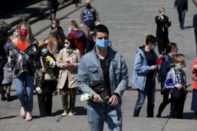 Laying flowers on the territory of the National Museum of History of Ukraine in the Second World War