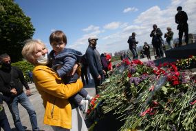 Laying flowers on the territory of the National Museum of History of Ukraine in the Second World War