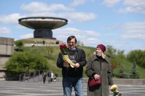 Laying flowers on the territory of the National Museum of History of Ukraine in the Second World War