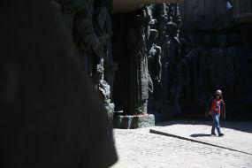 The boy in the mask on the territory of the National Museum of History of Ukraine in the Second World War