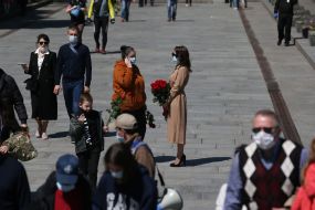 Laying flowers on the territory of the National Museum of History of Ukraine in the Second World War