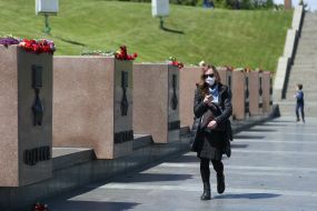 Laying flowers on the territory of the National Museum of History of Ukraine in the Second World War