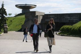 Laying flowers on the territory of the National Museum of History of Ukraine in the Second World War