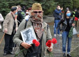 Возложение цветов к Вечному огню