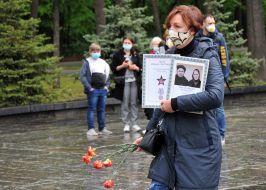 Покладання квітів до Вічного вогню