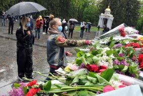Покладання квітів до Вічного вогню