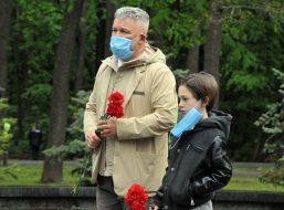 Покладання квітів до Вічного вогню