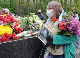 Покладання квітів до Вічного вогню