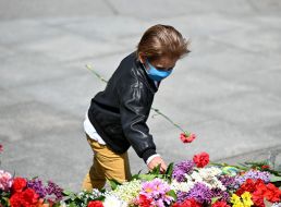 Покладання квітів у парку Вічної Слави