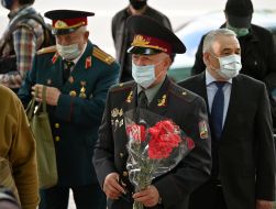 Покладання квітів до могили Невідомого солдата у парку Вічної Слави