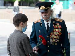 Мальчик вручает ветерану цветы