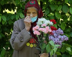 Женщина-ветеран с цветами