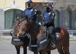 Сотрудники полиции на лошадях