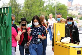 People at the entrance to the Kyiv Botanical Garden named after Grishko