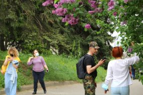 People walk in the Kyiv Botanical Garden named after Grishko