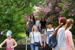 People walk in the Kyiv Botanical Garden named after Grishko