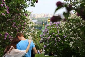 Man and woman resting in the Kyiv Botanical Garden named after Grishko