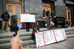 Yaryna Chornohuz and participants of the picket