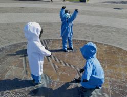 Sculptural composition "Kids launching ships"