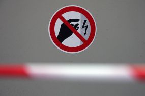 Знак "Забороняється торкатися. Корпус під напругою"