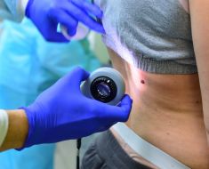 The doctor examines the patient