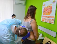 The doctor examines the patient