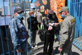 Temperature screening at the entrance to the market