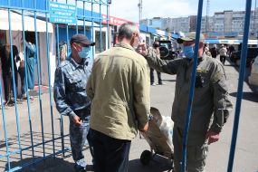 Temperature screening at the entrance to the market