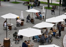 Люди на летней площадке в ресторане быстрого питания "McDonalds"