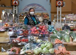 Продавец в отделе овощей на Бессарабском рынке в Киеве