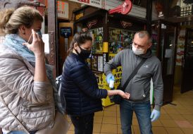 Температурный скрининг на входе на Бессарабский рынок в Киеве