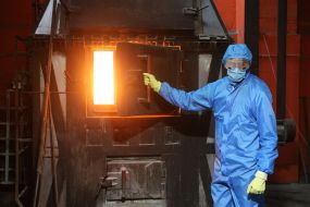 Furnace for recycling medical masks and gloves