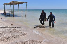 Divers survey the waters of the Sea of ​​Azov