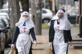 Монахини в медицинских масках