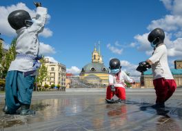Sculptural composition "Children launching ships" or "Children - the founders of Kyiv"